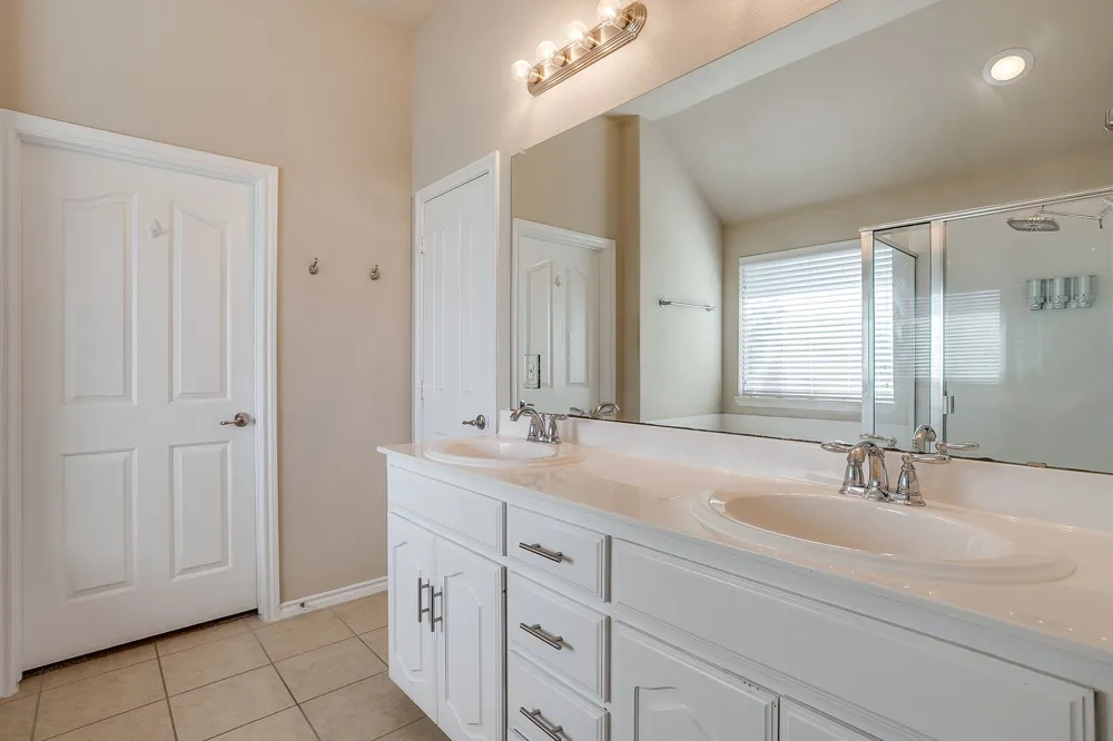 6 Beechcreek Drive Edgecliff Village, TX 76134