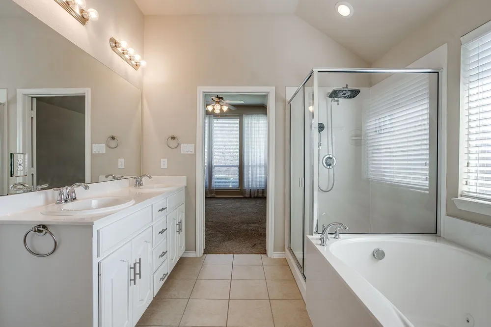 6 Beechcreek Drive Edgecliff Village, TX 76134