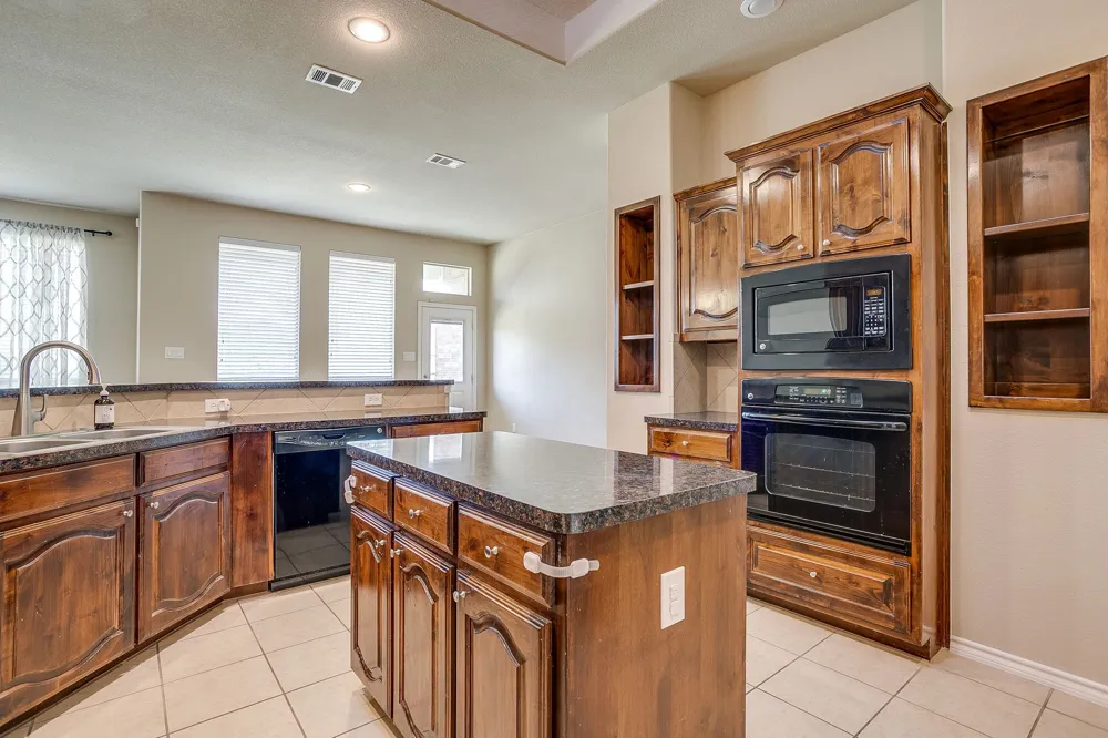 6 Beechcreek Drive Edgecliff Village, TX 76134