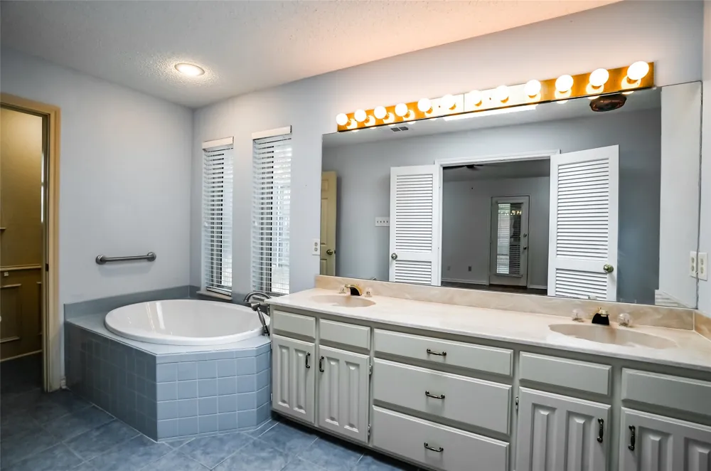 1123 Shady Oak Trail Mansfield, TX 76063