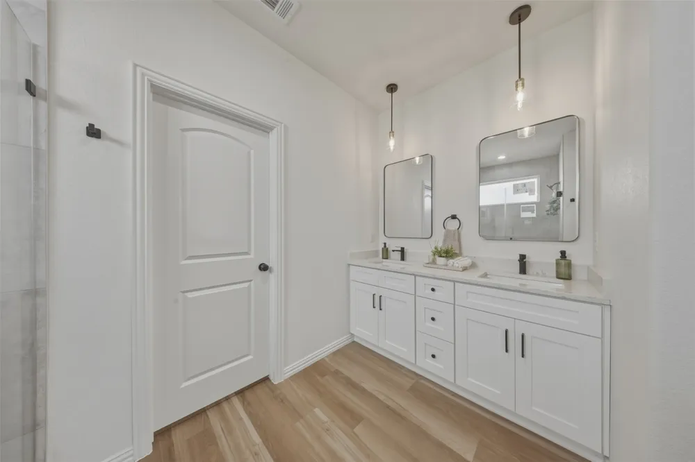 5559 Mercedes Circle Granbury, TX 76048