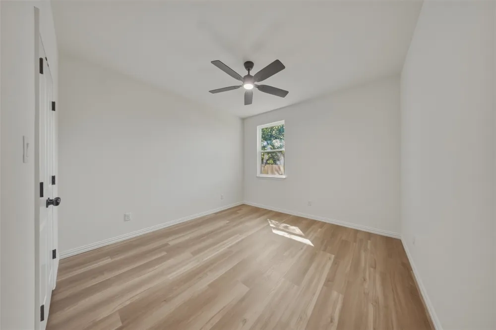 5559 Mercedes Circle Granbury, TX 76048