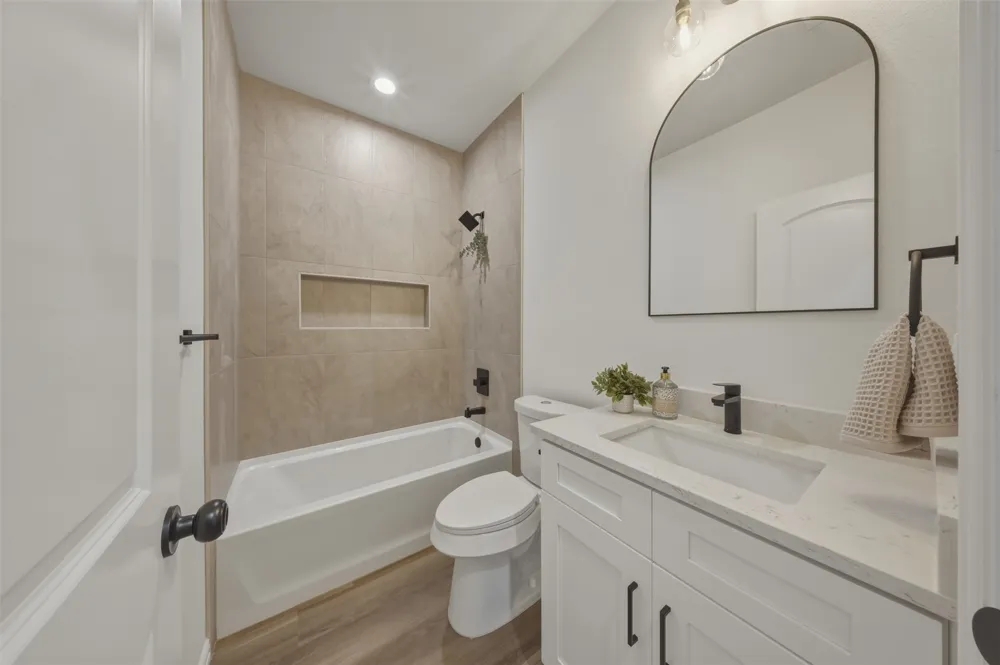 5559 Mercedes Circle Granbury, TX 76048