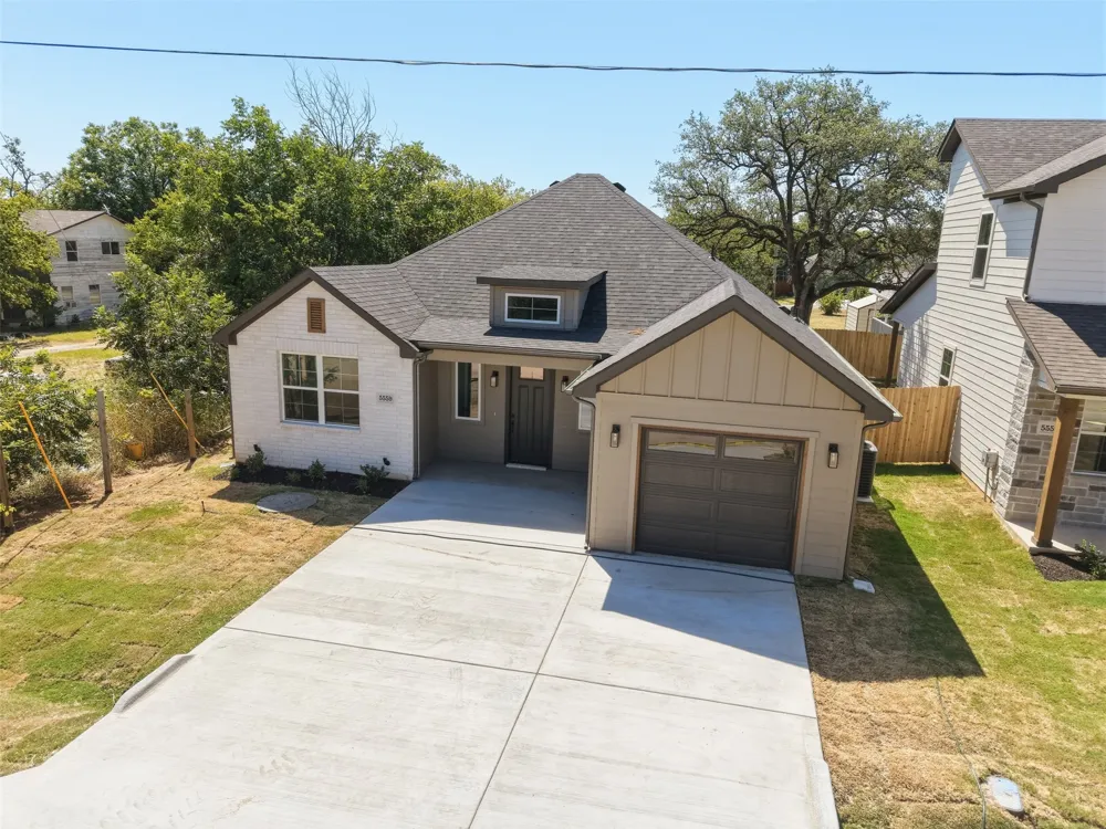 5559 Mercedes Circle Granbury, TX 76048