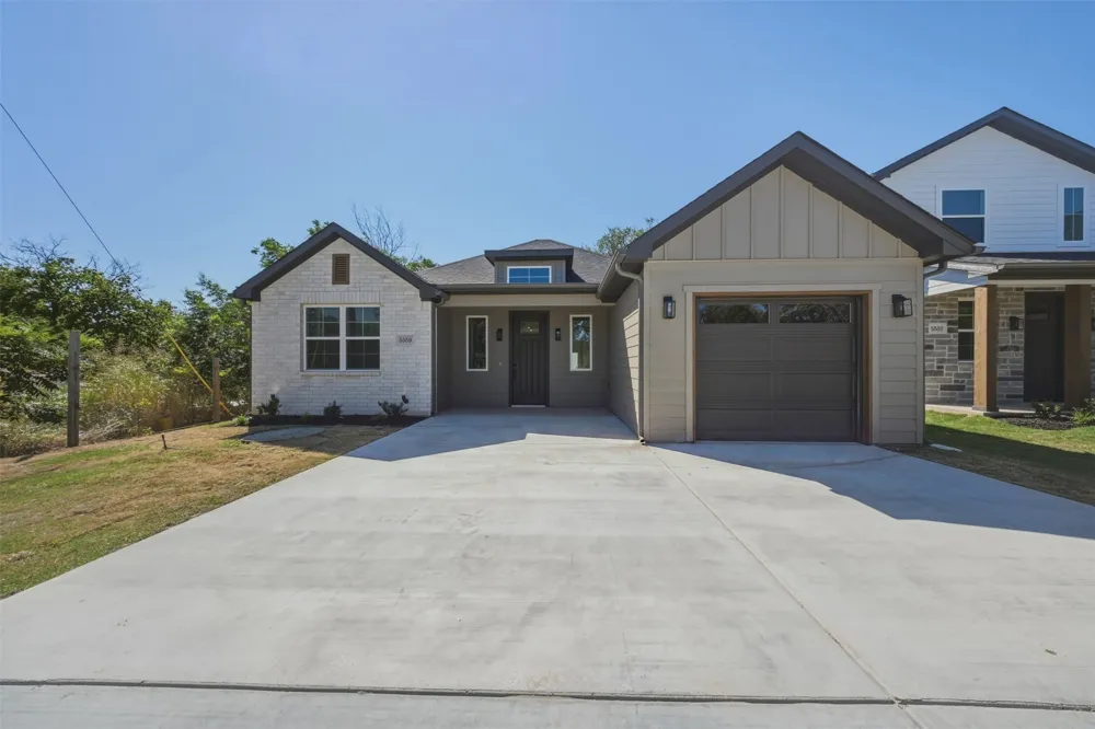 5559 Mercedes Circle Granbury, TX 76048
