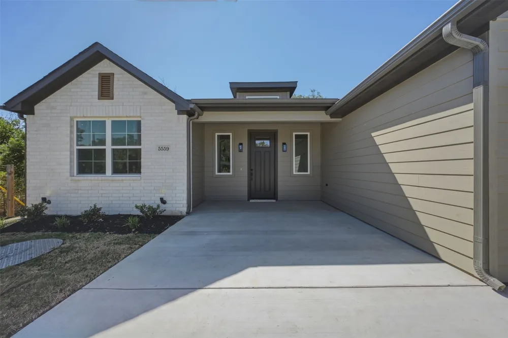 5559 Mercedes Circle Granbury, TX 76048