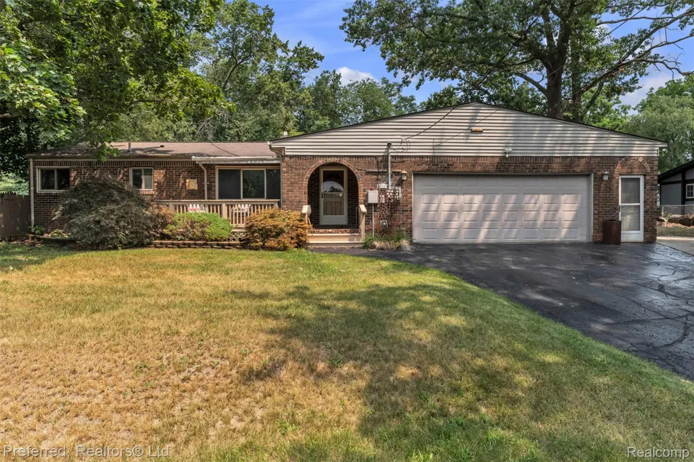 8822 Pontiac Lake Road White Lake Charter Township, MI 48386