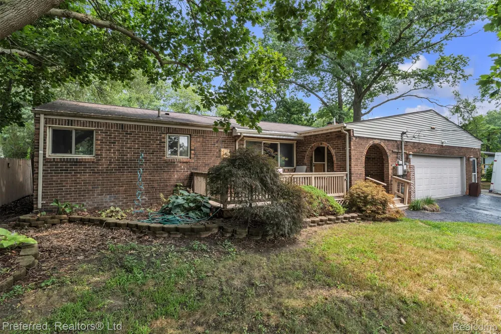 8822 Pontiac Lake Road White Lake Charter Township, MI 48386