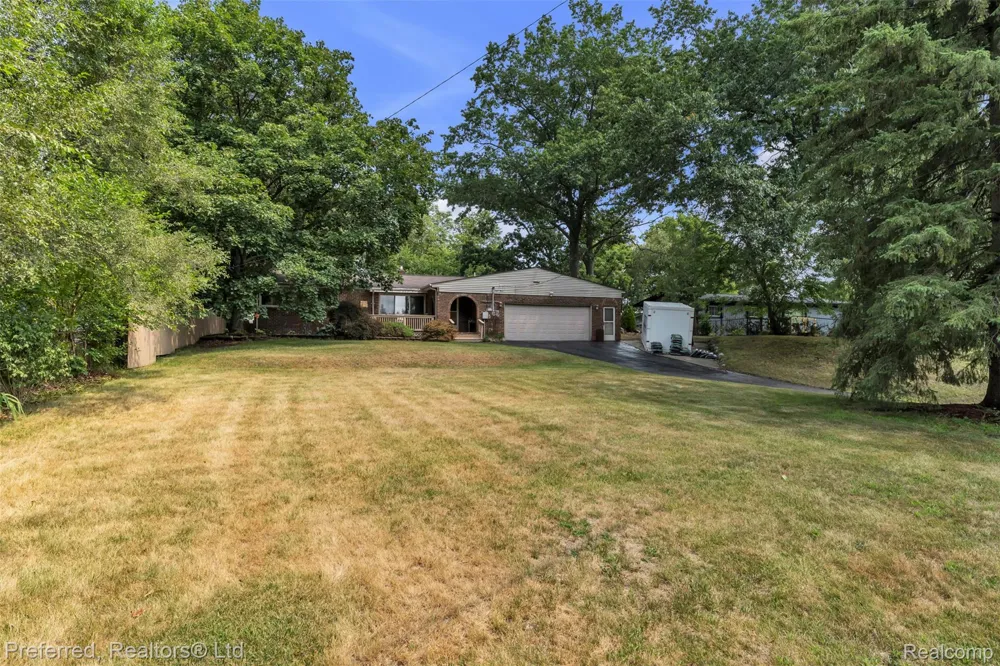 8822 Pontiac Lake Road White Lake Charter Township, MI 48386