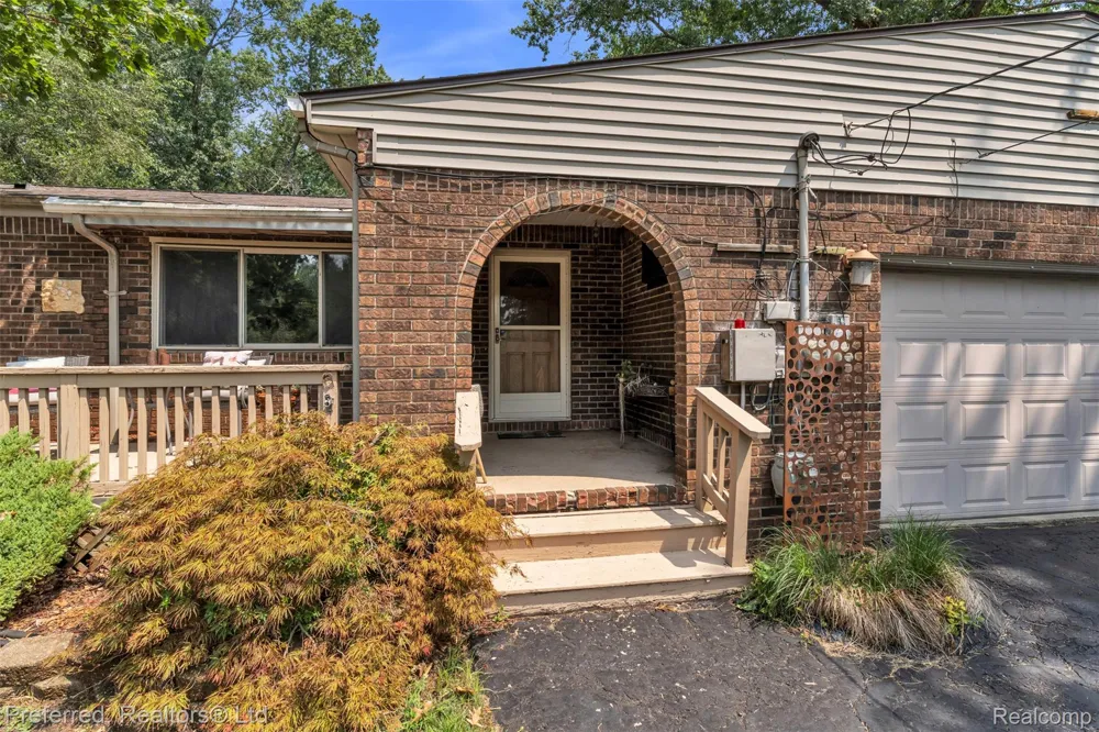 8822 Pontiac Lake Road White Lake Charter Township, MI 48386