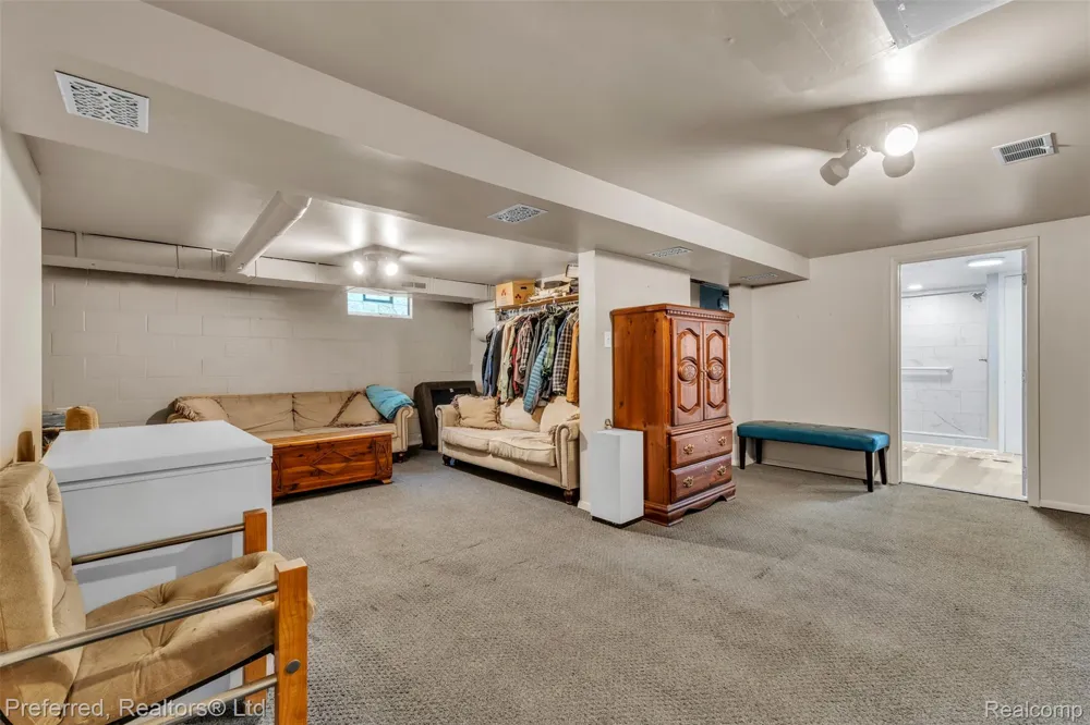 8822 Pontiac Lake Road White Lake Charter Township, MI 48386