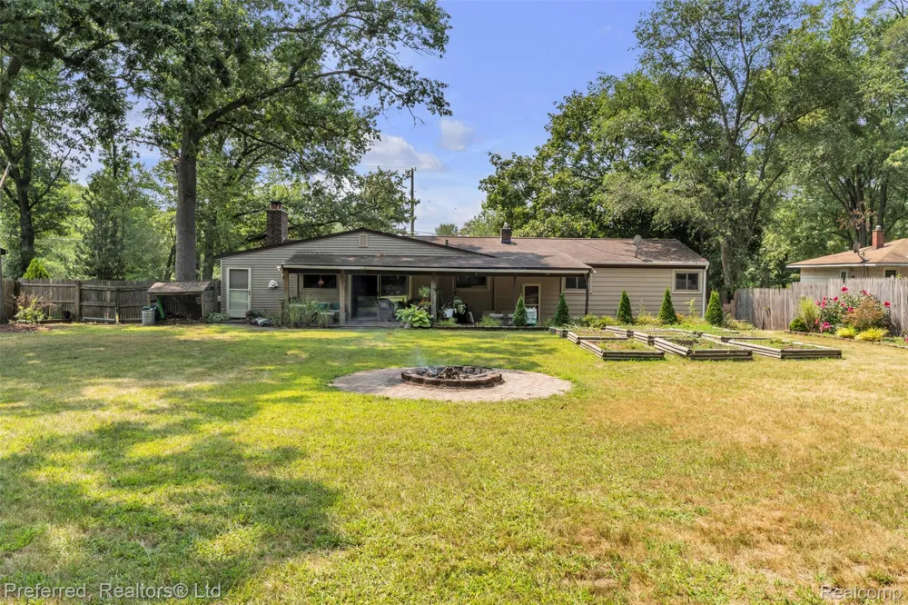 8822 Pontiac Lake Road White Lake Charter Township, MI 48386