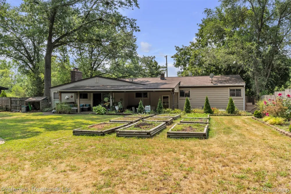 8822 Pontiac Lake Road White Lake Charter Township, MI 48386