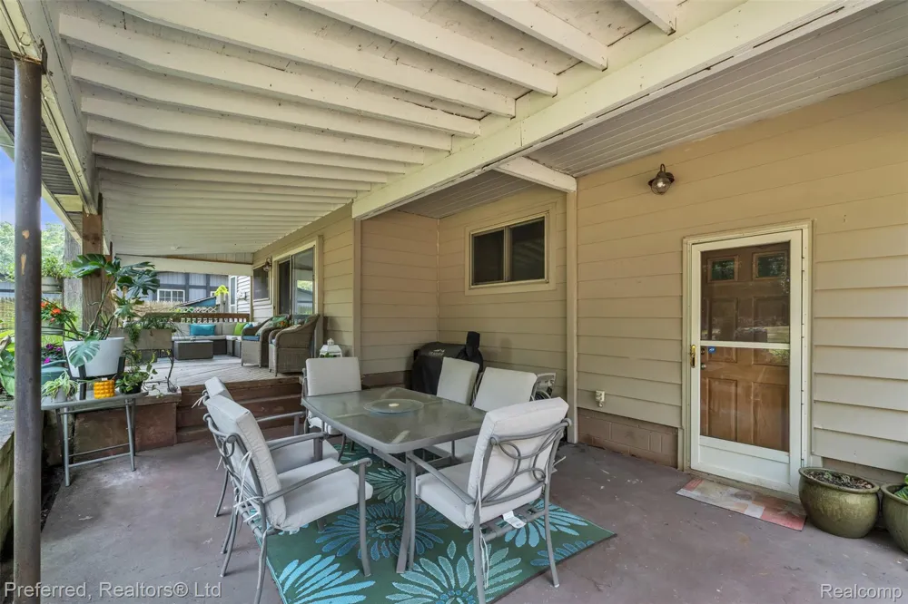 8822 Pontiac Lake Road White Lake Charter Township, MI 48386