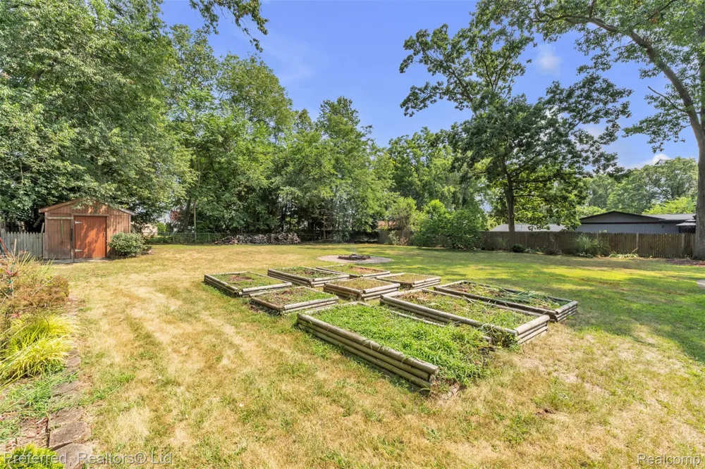 8822 Pontiac Lake Road White Lake Charter Township, MI 48386