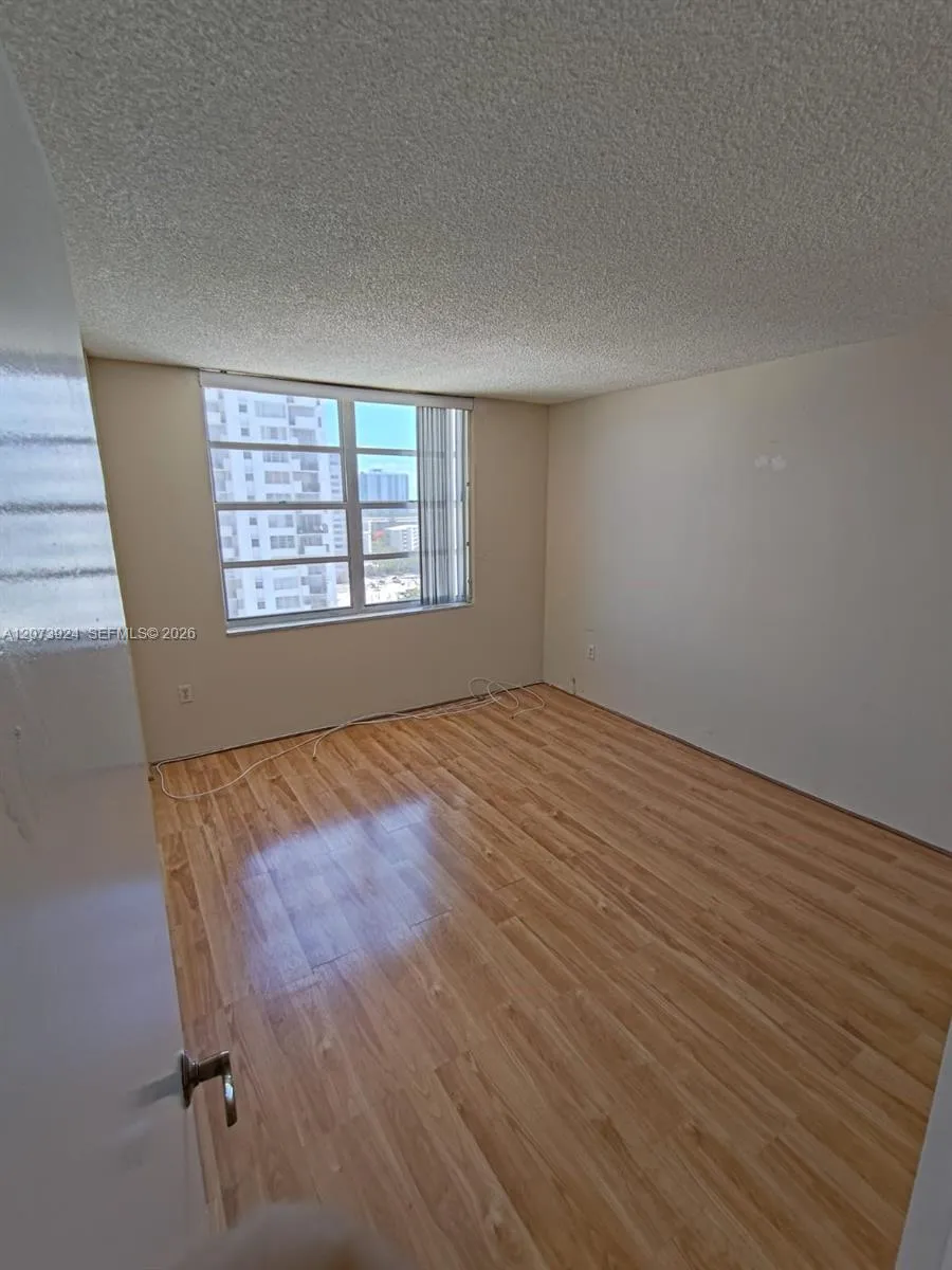 2780 NE 183rd St #1402 Aventura, FL 33160