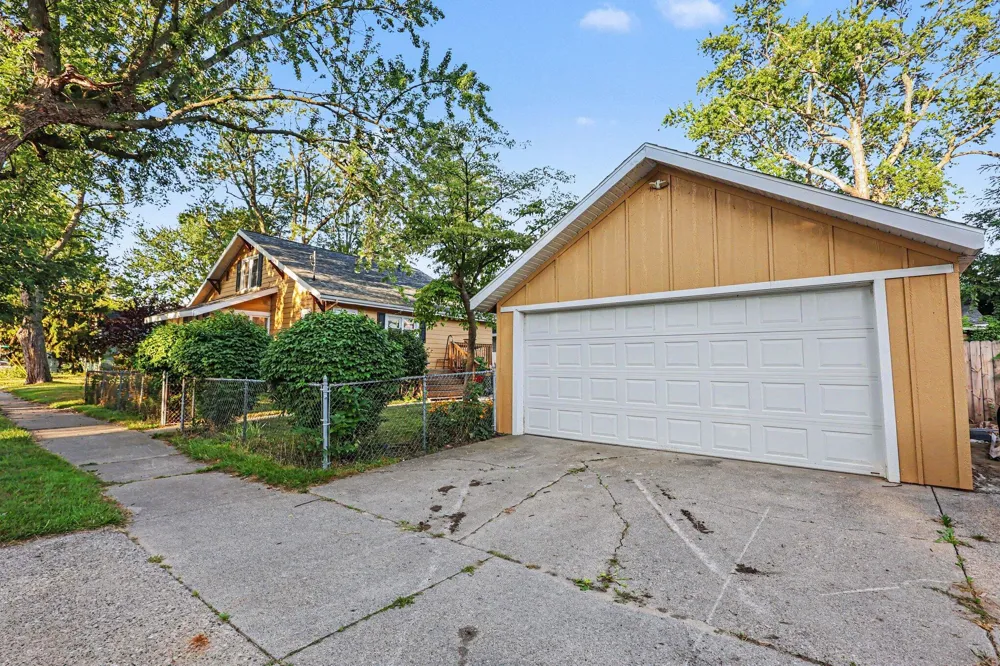 1130 Ireland Avenue Muskegon, MI 49441