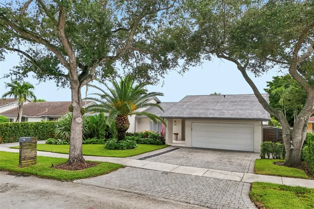 305 SW 134th Ct Miami, FL 33184