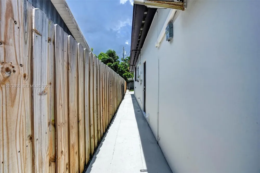 1667 SW 10th St Miami, FL 33135