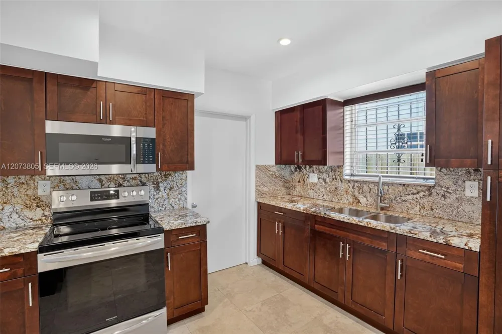 1667 SW 10th St Miami, FL 33135