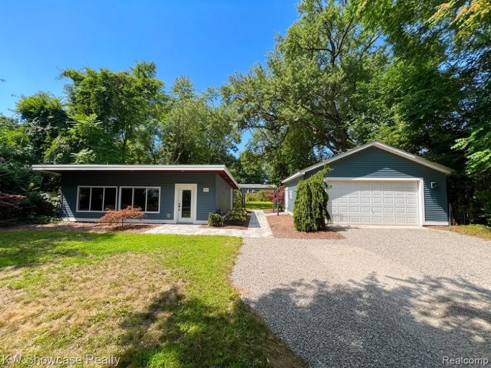 1560 Sable Street Commerce Charter Township, MI 48382