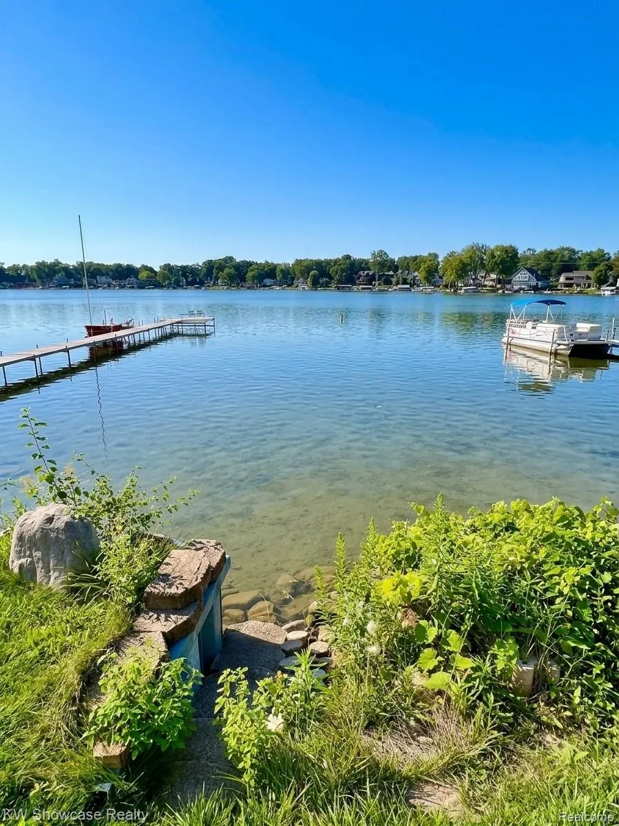 1560 Sable Street Commerce Charter Township, MI 48382