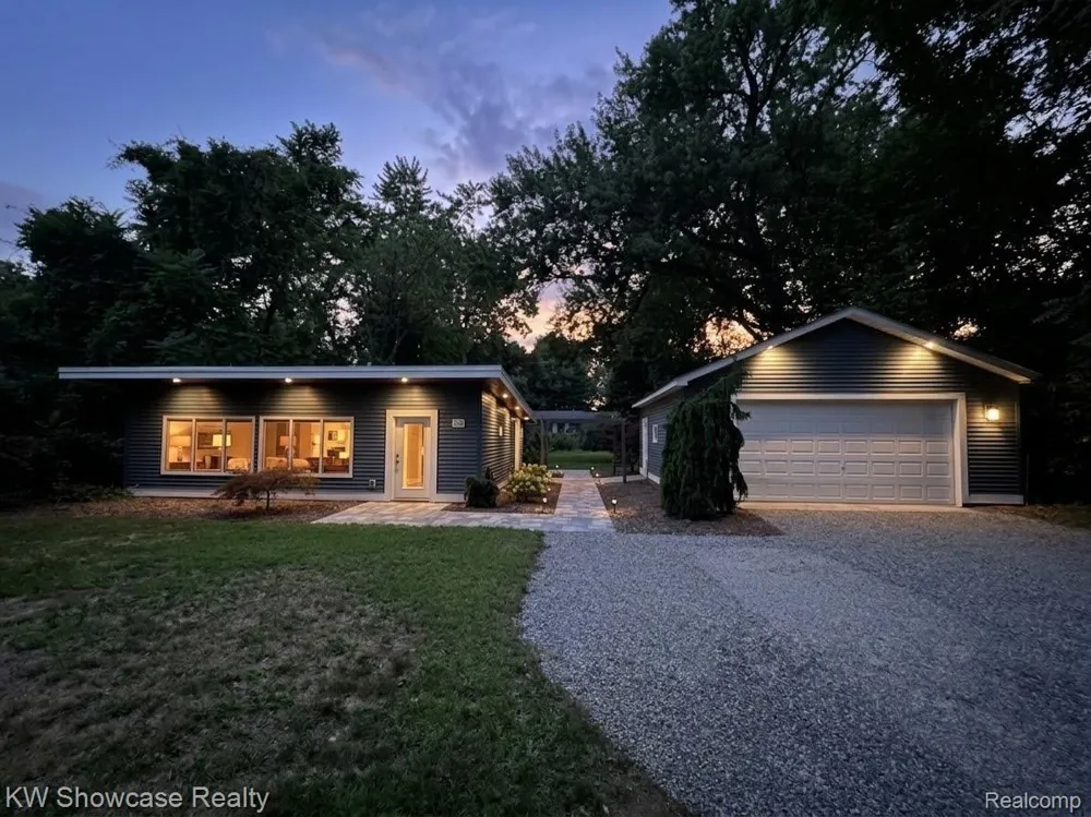 1560 Sable Street Commerce Charter Township, MI 48382
