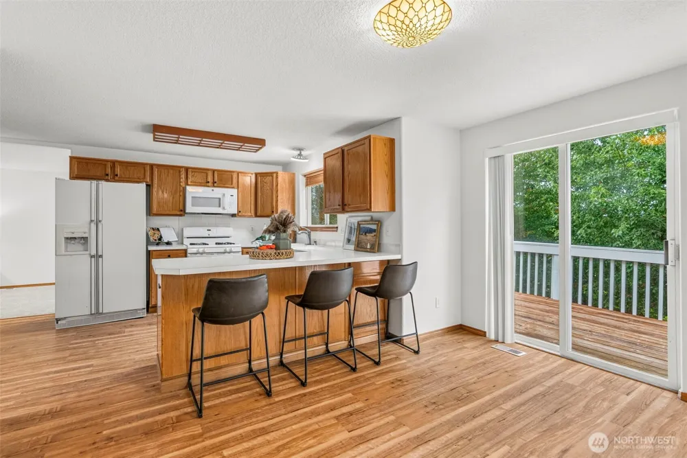 1247 E Pioneer Loop La Center, WA 98629