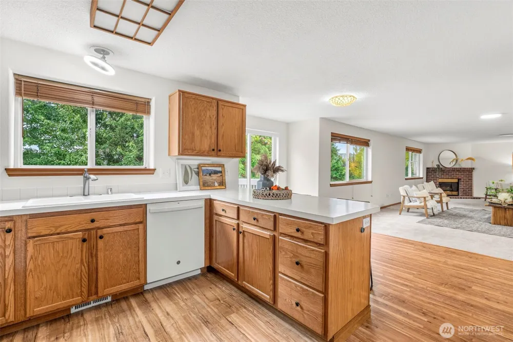 1247 E Pioneer Loop La Center, WA 98629
