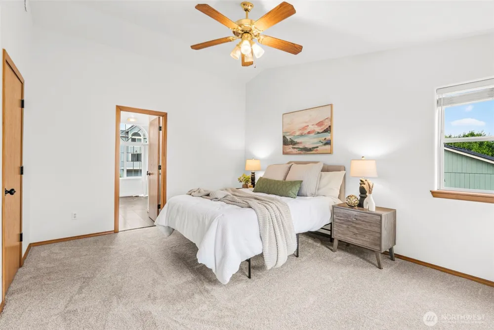 1247 E Pioneer Loop La Center, WA 98629