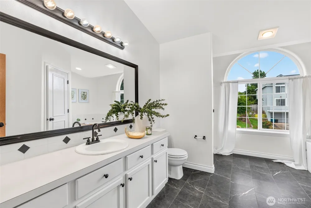 1247 E Pioneer Loop La Center, WA 98629
