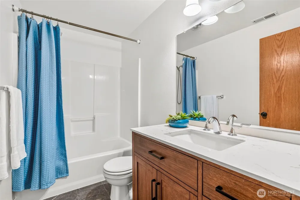 1247 E Pioneer Loop La Center, WA 98629