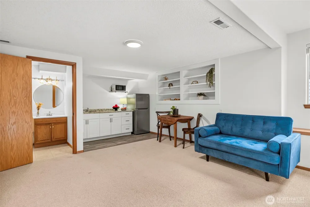 1247 E Pioneer Loop La Center, WA 98629