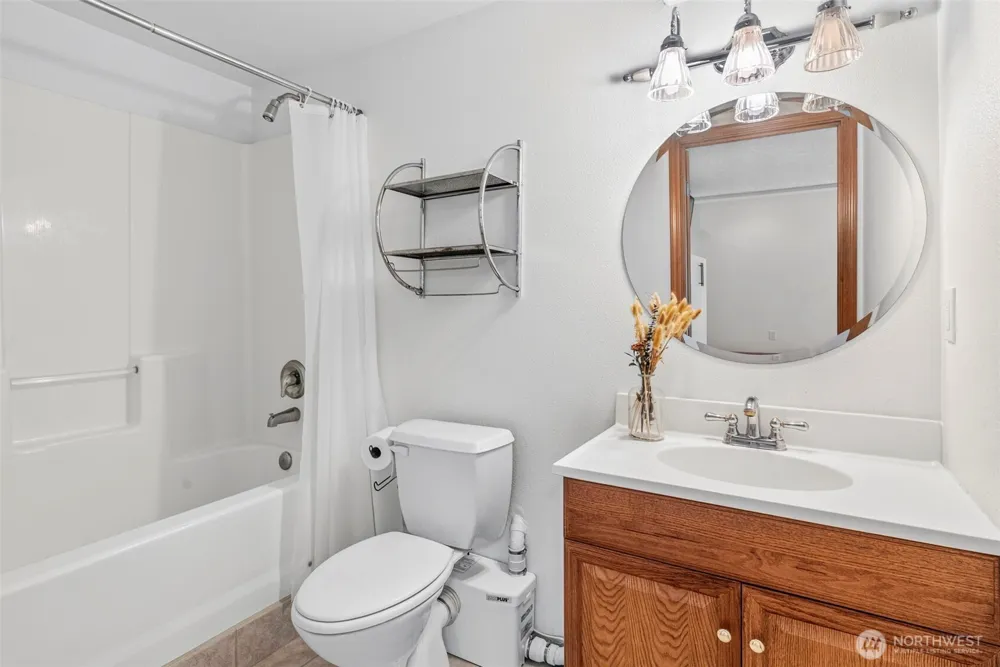 1247 E Pioneer Loop La Center, WA 98629