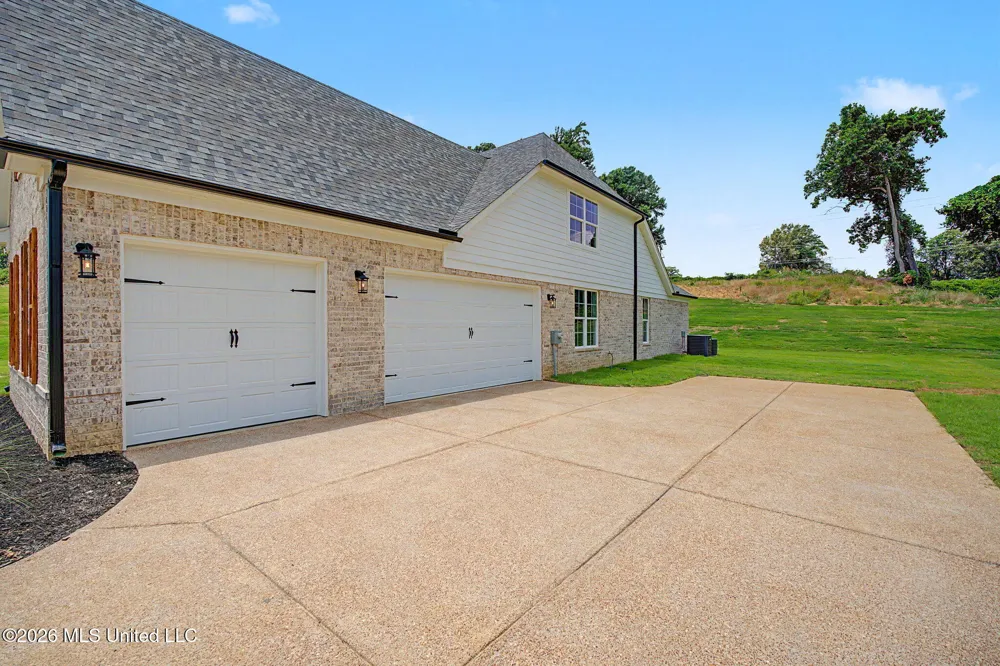 8130 Soaring Oaks Drive Walls, MS 38680