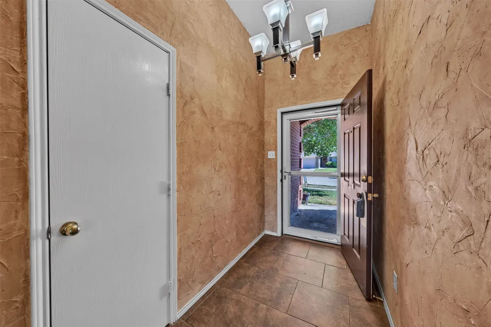 1017 Aaron Drive Burleson, TX 76028