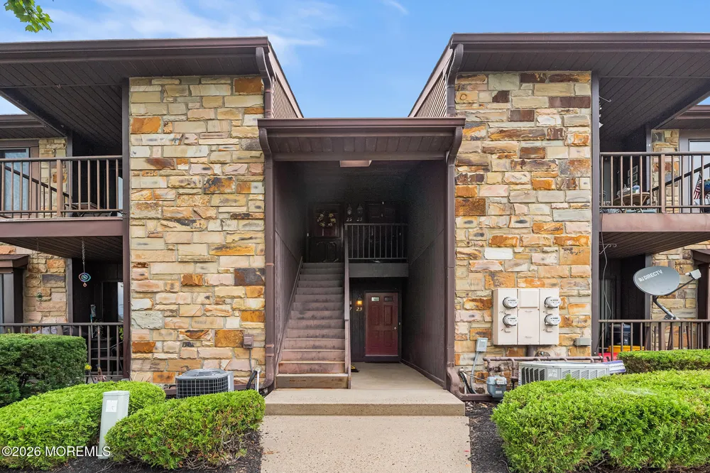27 Gena Court Hamilton, NJ 08690