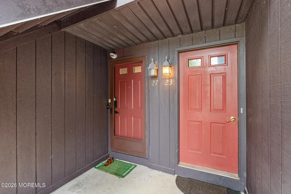 27 Gena Court Hamilton, NJ 08690