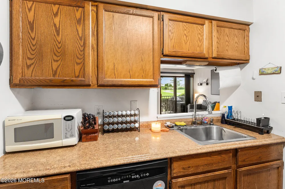 27 Gena Court Hamilton, NJ 08690