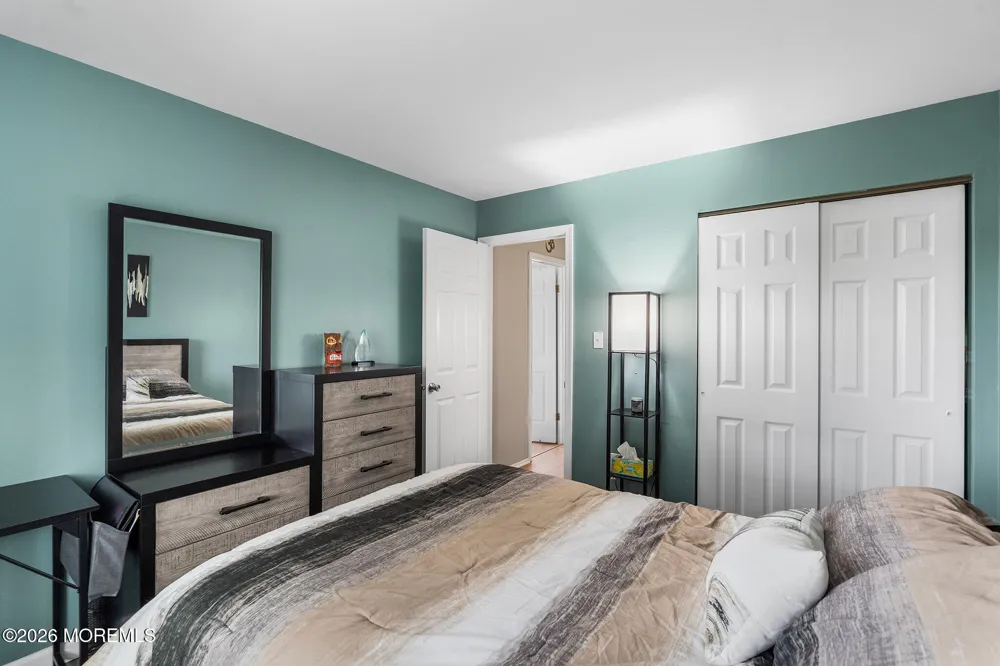 27 Gena Court Hamilton, NJ 08690