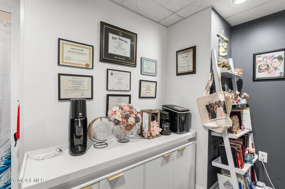 27 Gena Court Hamilton, NJ 08690
