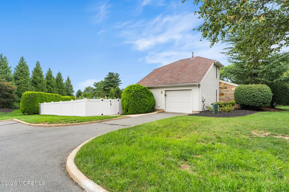 27 Gena Court Hamilton, NJ 08690