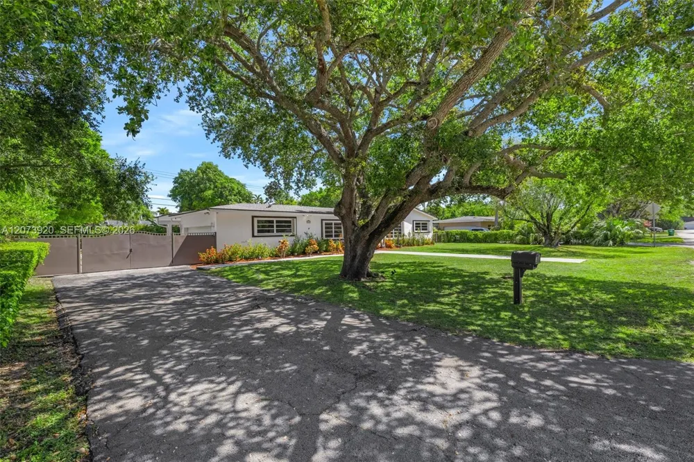 8261 SW 142nd St Palmetto Bay, FL 33158