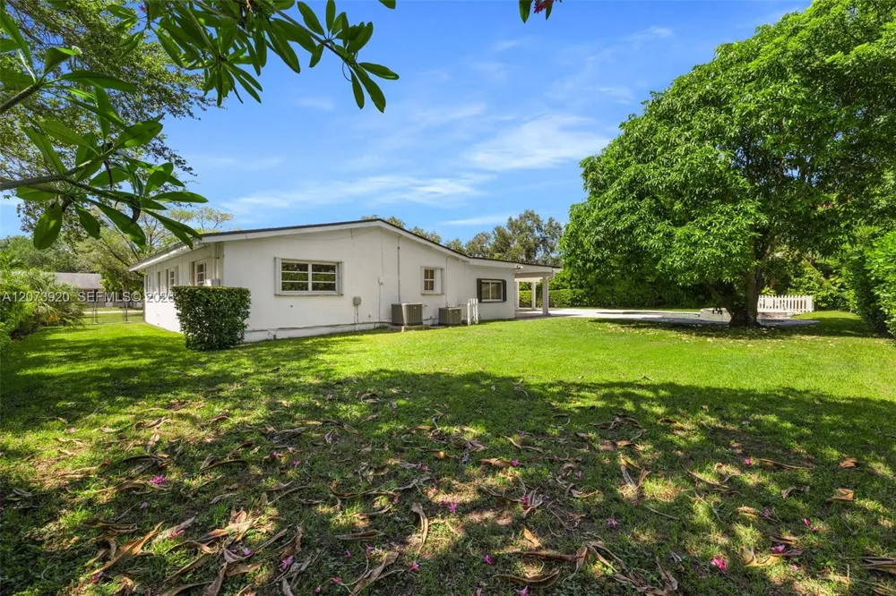 8261 SW 142nd St Palmetto Bay, FL 33158