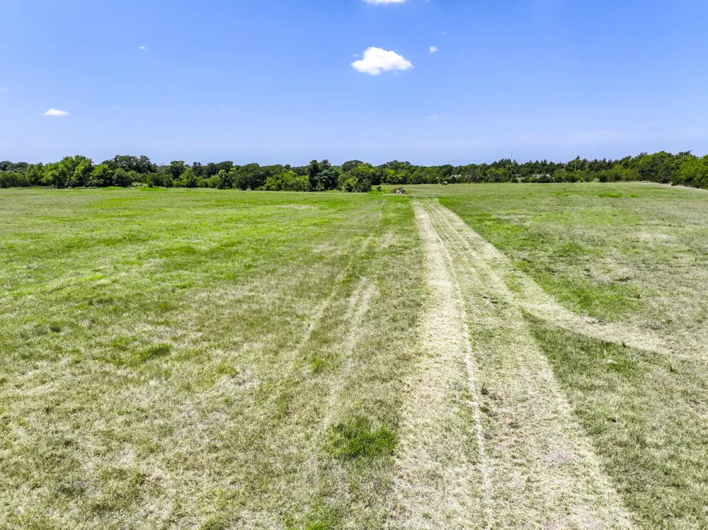 5726 County Road 4100 Greenville, TX 75401