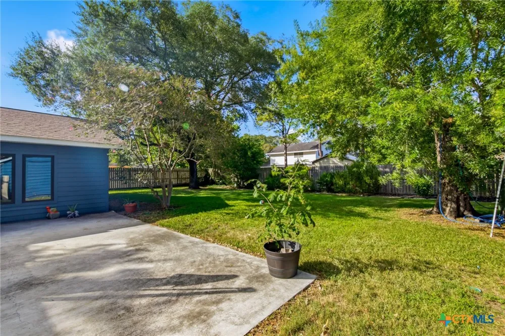 413 Salisbury Lane Victoria, TX 77904