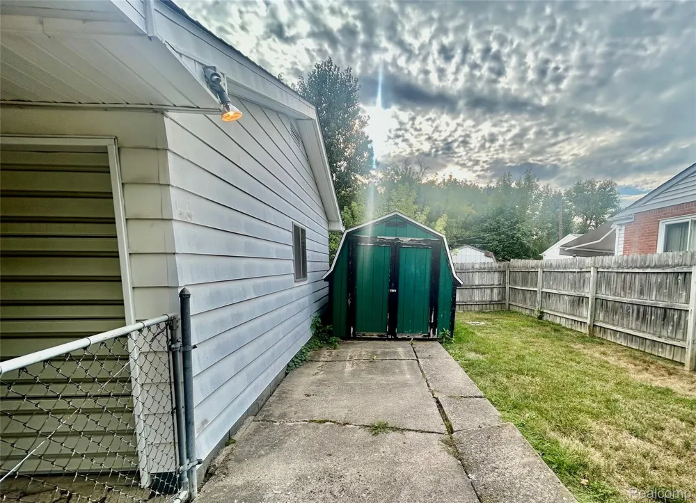 1005 Jackson Street Lapeer City, MI 48446