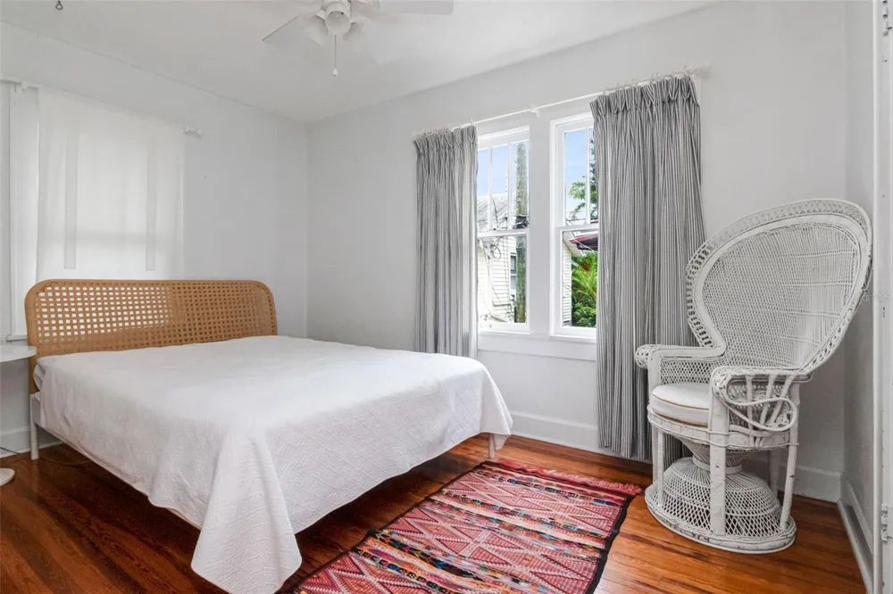 126 8TH AVENUE NE #1/2 St Petersburg, FL 33701