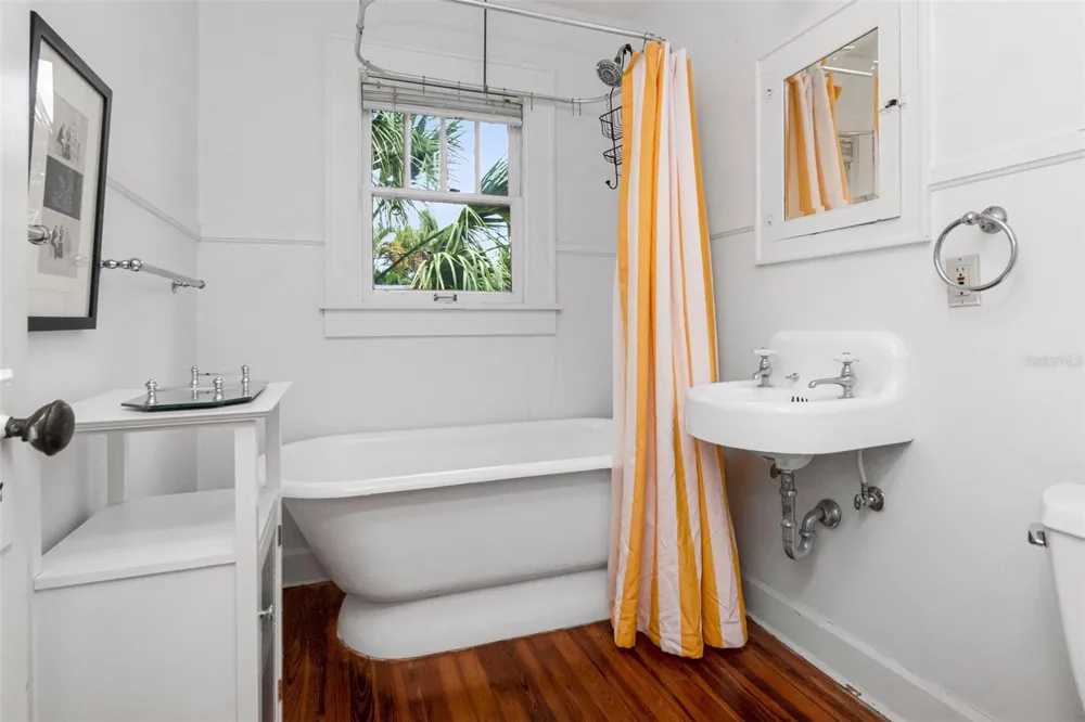 126 8TH AVENUE NE #1/2 St Petersburg, FL 33701
