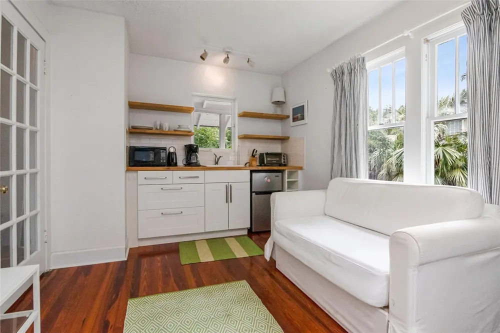 126 8TH AVENUE NE #1/2 St Petersburg, FL 33701